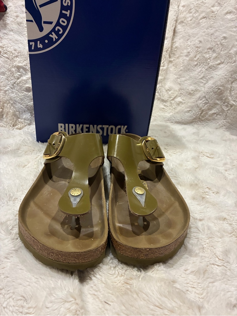 Birkenstock Gizeh Thong Sandals in Olive Patent with Gold Big Buckles size 8.5